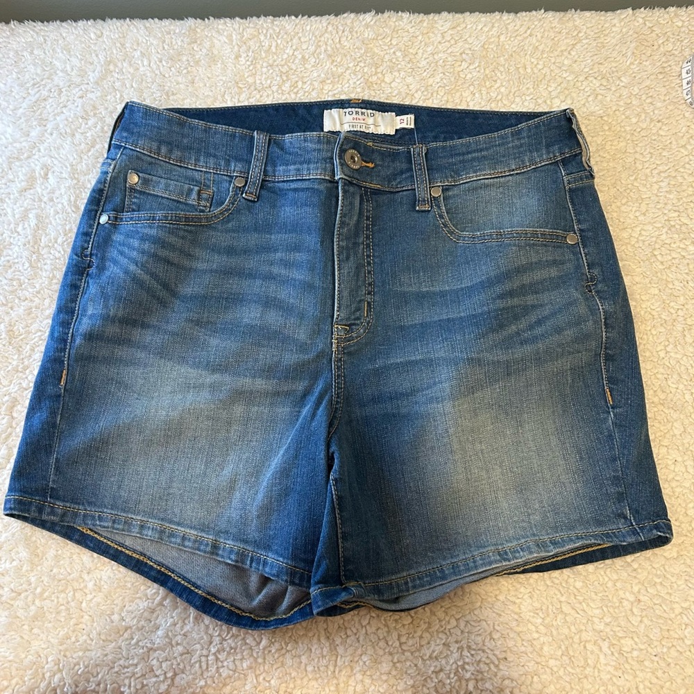 Torrid Stretch Denim High Rise Shorts 5” Inseam Size 12 Backstreet Bingo NWT